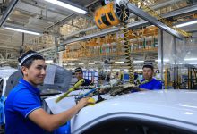 Каждую пятницу сотрудники UzAuto Motors выходят на работу в национальной одежде / фото: UzAuto Motors