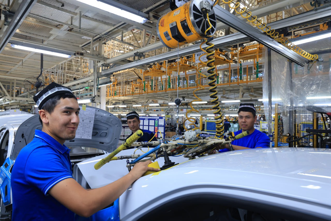UzAuto Motors снова получил рекордную прибыль Каждую пятницу сотрудники UzAuto Motors выходят на работу в национальной одежде / фото: UzAuto Motors