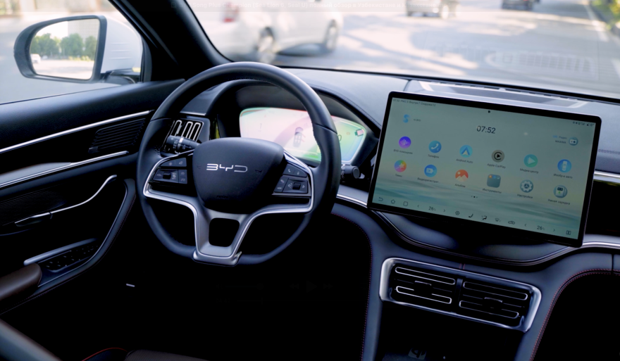 Панель приборов и фирменный поворотный экран BYD