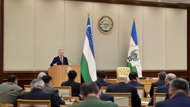 Prezident Shavkat Mirziyoyev yo‘llardagi kameralar faqat jarima uchun emas, balki tirbandlik va avariyalarni kamaytirishga xizmat qilishi kerakligini ta’kidladi. U jamoat transporti sifati va yo‘l infratuzilmasi bo‘yicha aholining keskin noroziligini tan oldi.