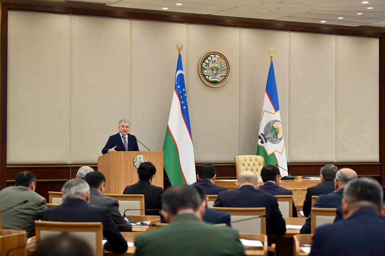 Mirziyoyev yo‘l kameralarini tanqid qildi: Radar bor, tartib yo‘q Prezident Shavkat Mirziyoyev yo‘llardagi kameralar faqat jarima uchun emas, balki tirbandlik va avariyalarni kamaytirishga xizmat qilishi kerakligini ta’kidladi. U jamoat transporti sifati va yo‘l infratuzilmasi bo‘yicha aholining keskin noroziligini tan oldi.