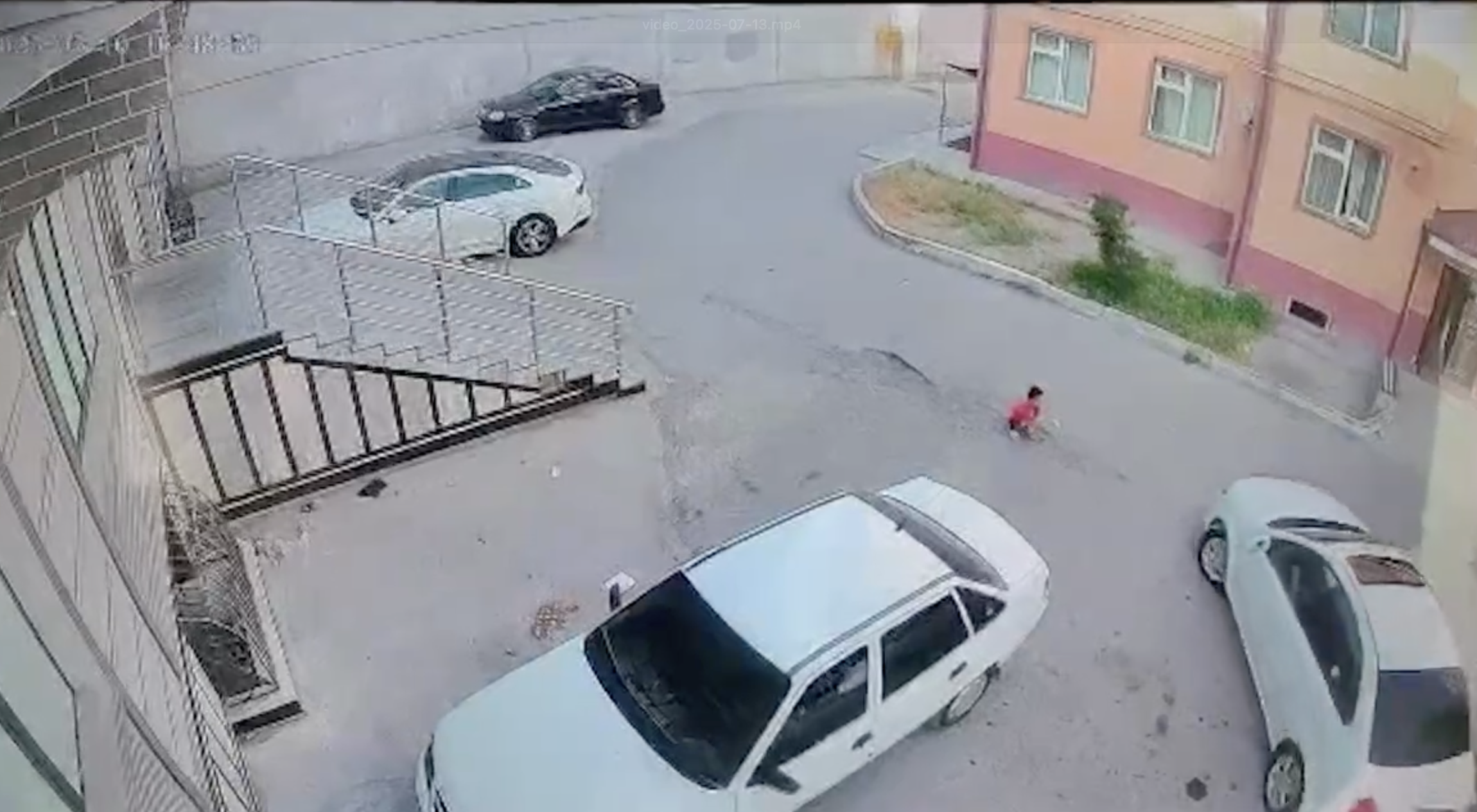 Женщина на Lacetti переехала 2,5 летнего ребенка и даже не остановилась Женщина на Lacetti переехала 2,5 летнего ребенка и даже не остановилась