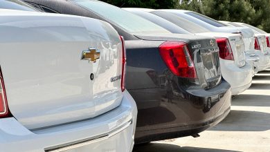 Chevrolet Cobalt и Lacetti на стоянке автосалона UzAuto Motors в Узбекистане