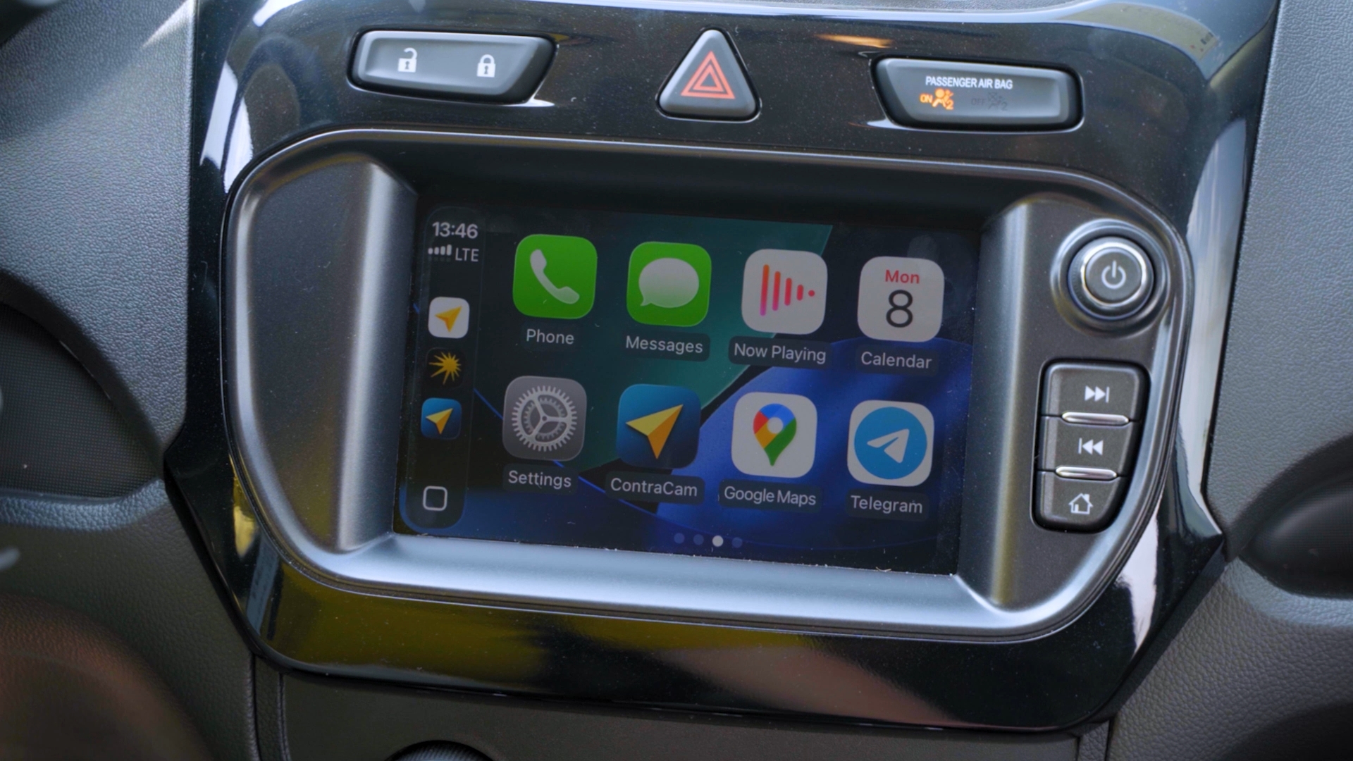 Yangi Cobalt 2025 O'zbekistonda: Charm salon, sidenya obogrev, MyLink magnitola va yangilangan dvigatel - 3 Cobalt 2025 magnitolasi: 7 dyuymli MyLink, Apple CarPlay va Android Auto bilan