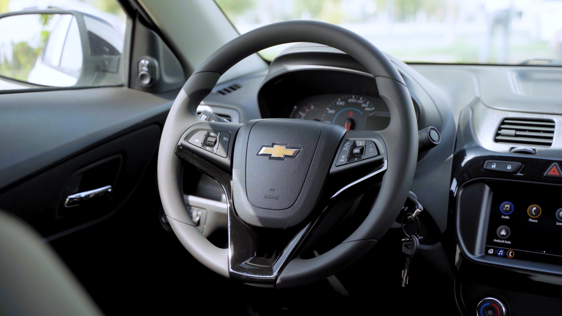 Chevrolet Cobalt: Style yoki Midnight MCM — qaysi biri yaxshiroq? - 2 Rulda kruz-kontrol va magnitola boshqaruvi