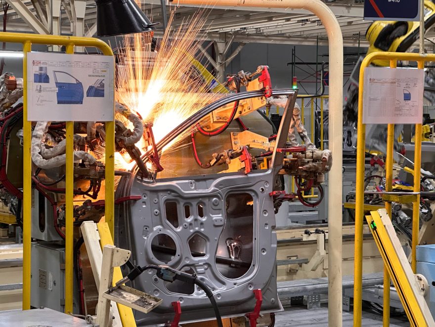 ADM Jizzakh: как производят автомобили в Узбекистане - 2 Сварка двери Kia Sonet