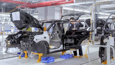 Установка панелей кузова на линии финальной сборки
