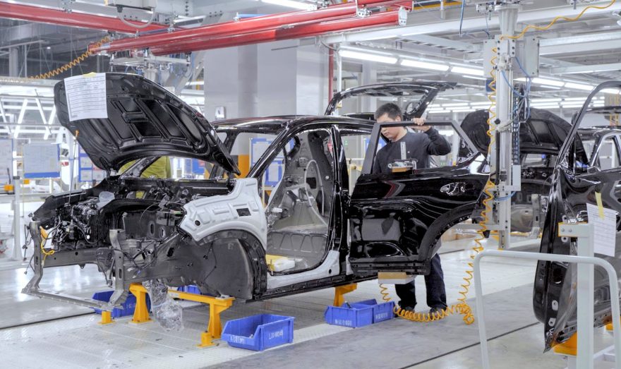 ADM Jizzakh: как производят автомобили в Узбекистане - 7 Установка панелей кузова на линии финальной сборки