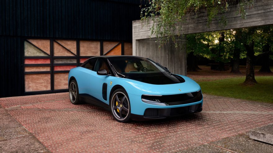 Ferrari показала свой первый электромобиль от легендарного дизайнера Apple - 3