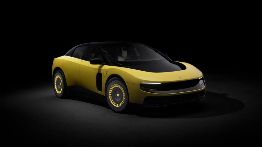 Ferrari показала свой первый электромобиль от легендарного дизайнера Apple - 4