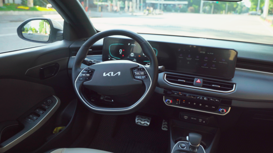 Kia K3 в Узбекистане: настоящий средний класс - 4 Приборная панель комбинированная: по краям классические шкалы, в центре цветной экран. Правая часть визуально объединена с мультимедиа, поэтому выглядит салон современно.