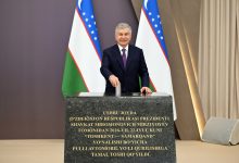 Президент Узбекистана заложил первый камень платной трассы Ташкент-Самарканд