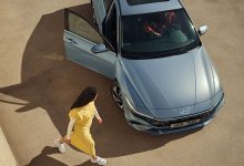 Серебристо-голубая Hyundai Elantra с открытой передней дверью, вид сверху