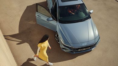 Серебристо-голубая Hyundai Elantra с открытой передней дверью, вид сверху