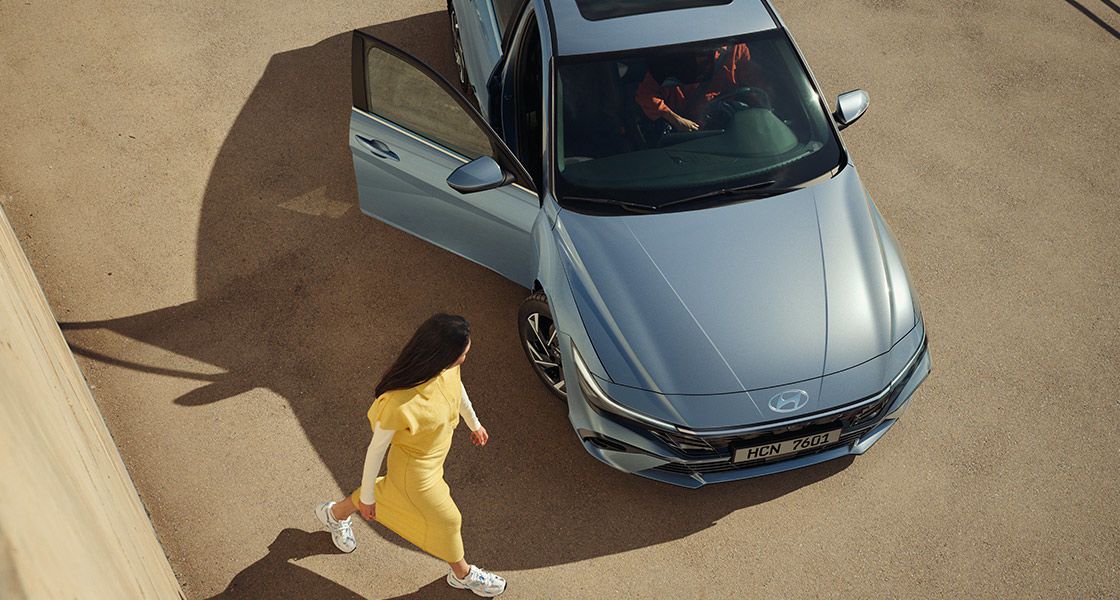 Hyundai Elantra в Узбекистане: цены, комплектации и характеристики - 1 Серебристо-голубая Hyundai Elantra с открытой передней дверью, вид сверху