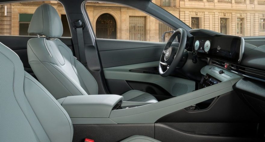 Hyundai Elantra в Узбекистане: цены, комплектации и характеристики - 3 Передние сиденья Hyundai Elantra Exclusive со светло-зеленой отделкой