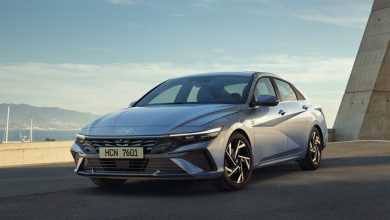 0% рассрочка на Hyundai Elantra: условия и график платежей - 5 Серебристый седан Hyundai Elantra у моря, вид спереди-сбоку
