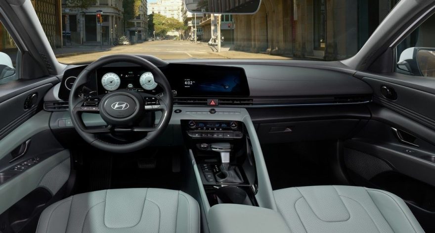 0% рассрочка на Hyundai Elantra: условия и график платежей - 2 Салон Hyundai Elantra Exclusive со светло-зеленой отделкой и двумя дисплеями по 10,25 дюйма