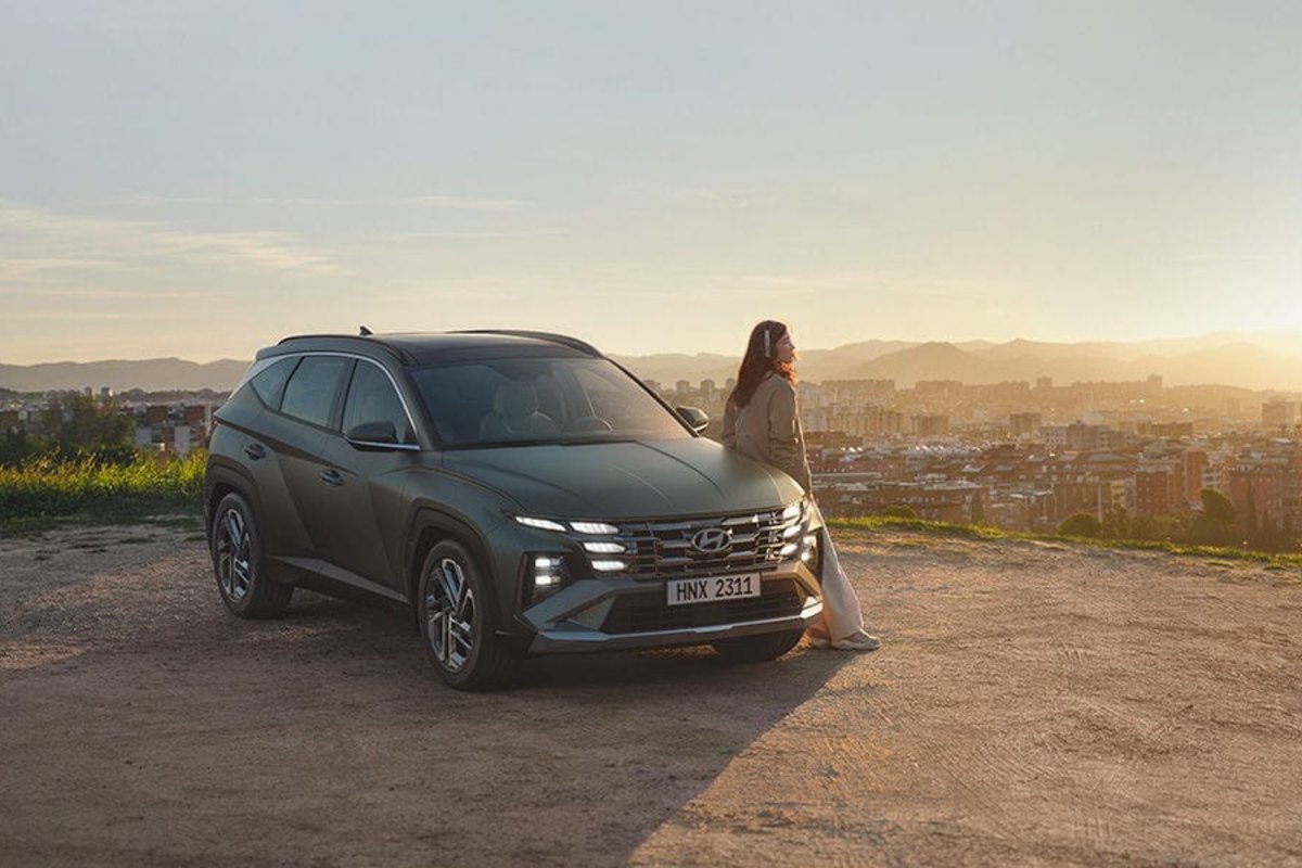Oʻzbekistonda Hyundai uchun foizsiz muddatli toʻlov - 1 Quyosh botayotganda shahar tepasidagi Hyundai Tucson