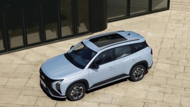 Panoramali tomli havorang Hyundai Mufasa krossoveri, yuqoridan koʻrinish