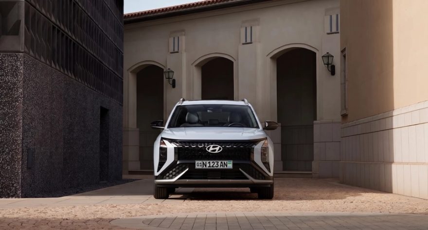 Рассрочка на Hyundai Mufasa под 0% годовых - 2 Белый Hyundai Mufasa у здания с арками, вид спереди