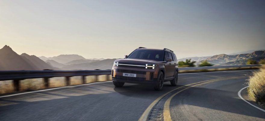 Рассрочка на Hyundai Santa Fe без процентов - 2 Hyundai Santa Fe медного цвета на горной дороге