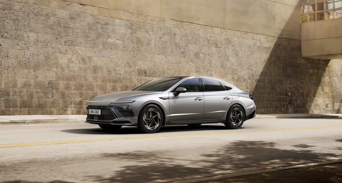 Hyundai Sonata в Узбекистане: цены, комплектации и характеристики - 1 Серая Hyundai Sonata на улице у каменной стены, вид спереди-сбоку