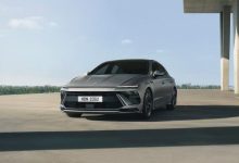 Серый седан Hyundai Sonata под навесом, вид спереди-сбоку