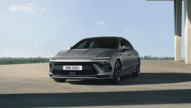 Серый седан Hyundai Sonata под навесом, вид спереди-сбоку