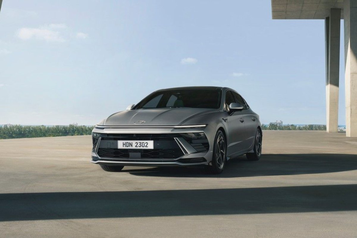 Рассрочка 0% на Hyundai Sonata: первоначальный взнос и срок - 1 Серый седан Hyundai Sonata под навесом, вид спереди-сбоку