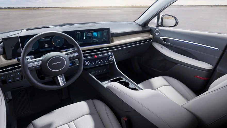 Рассрочка 0% на Hyundai Sonata: первоначальный взнос и срок - 2 Салон Hyundai Sonata с двумя экранами по 12,3 дюйма