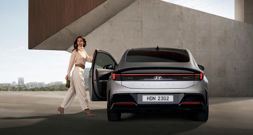 Hyundai Sonata в Узбекистане: цены, комплектации и характеристики - 3 Серая Hyundai Sonata с открытой дверью, вид сзади
