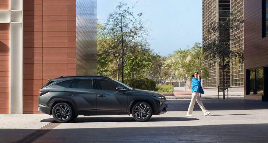 Hyundai Tucson в рассрочку без процентов: взнос и ежемесячный платеж - 2 Темно-серый Hyundai Tucson на городской улице, вид сбоку