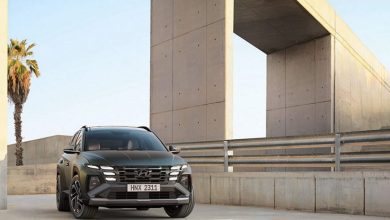Beton ark yonidagi toʻq kulrang Hyundai Tucson, old tomondan koʻrinish