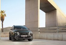 Темно-серый Hyundai Tucson у бетонной арки, вид спереди