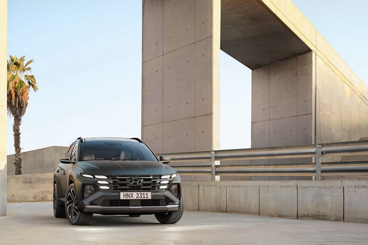 Hyundai Tucson в рассрочку без процентов: взнос и ежемесячный платеж - 1 Темно-серый Hyundai Tucson у бетонной арки, вид спереди