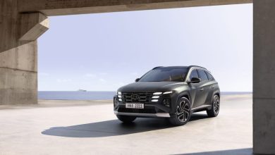 Цены на Hyundai Tucson в Узбекистане: комплектации и характеристики - 9 Темно-серый обновленный Hyundai Tucson у моря, вид спереди-сбоку