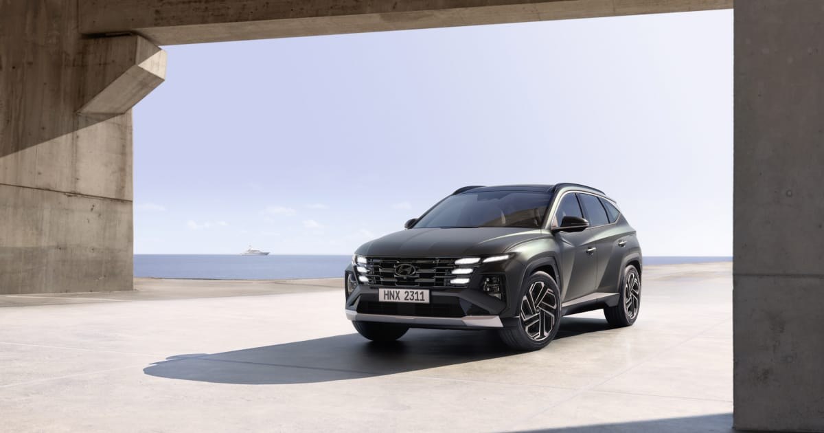 Hyundai Tucson в Узбекистане: цены, комплектации и характеристики - 1 Темно-серый обновленный Hyundai Tucson у моря, вид спереди-сбоку
