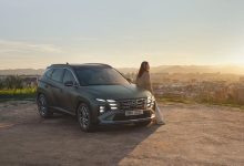 Hyundai Tucson на закате над городом