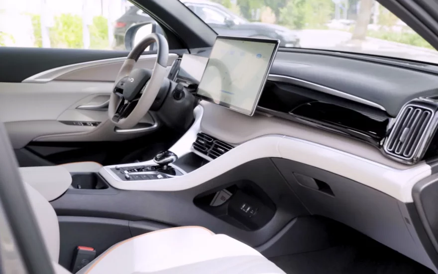 Салон BYD Song Pro с поворотным экраном