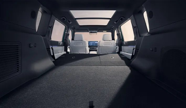 Orqa oʻrindiqlari buklangan BYD Ti7 yukxonasi