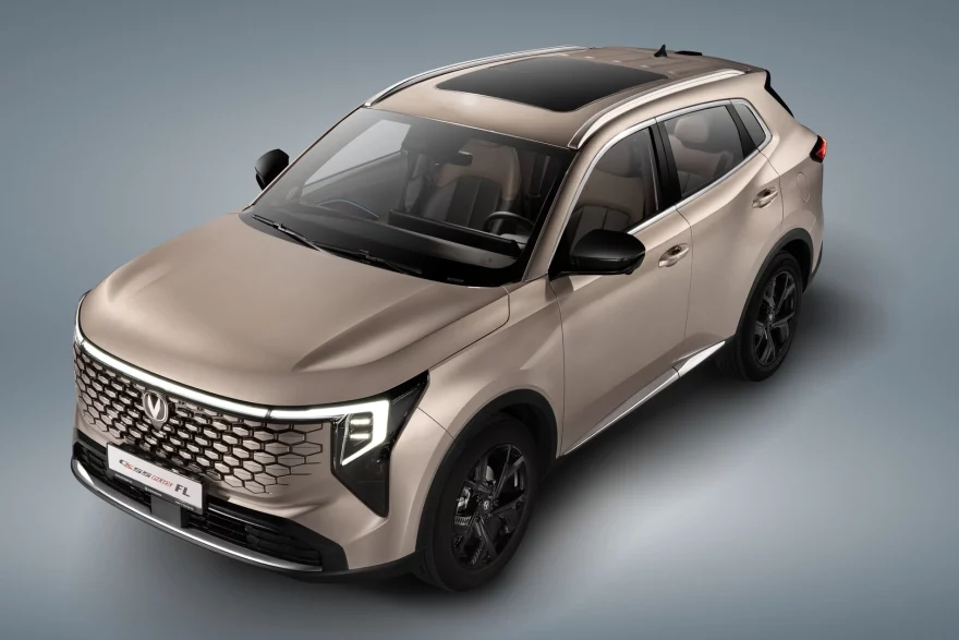 Changan CS55 Plus FL в Узбекистане: цены, комплектации и характеристики - 2 Changan CS55 Plus FL с панорамной крышей, вид спереди сверху