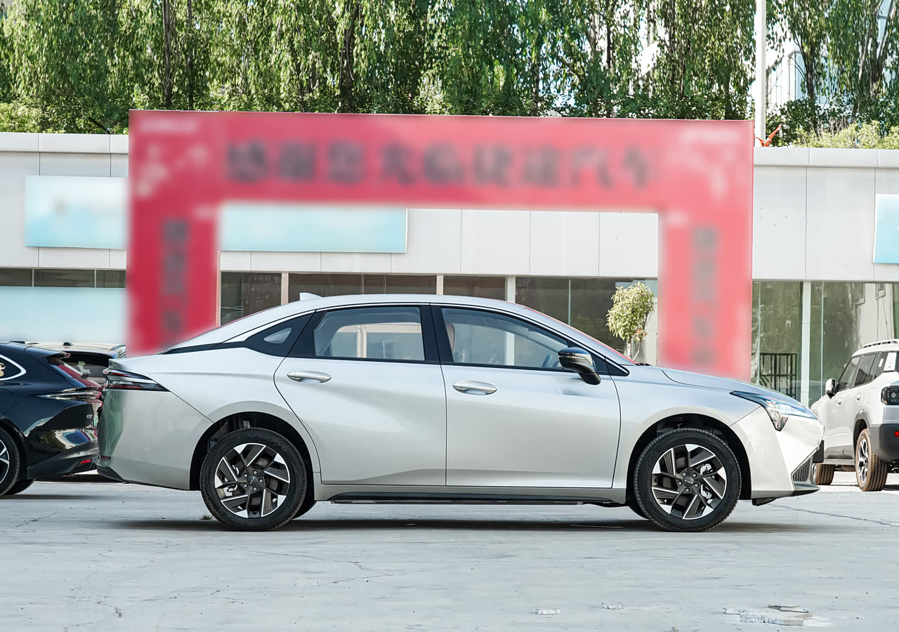 GAC Aion S Plus: цена в Узбекистане и характеристики - 3 GAC Aion S Plus 2026 слева