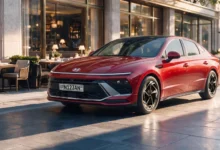 Красная Hyundai SONATA спереди сбоку