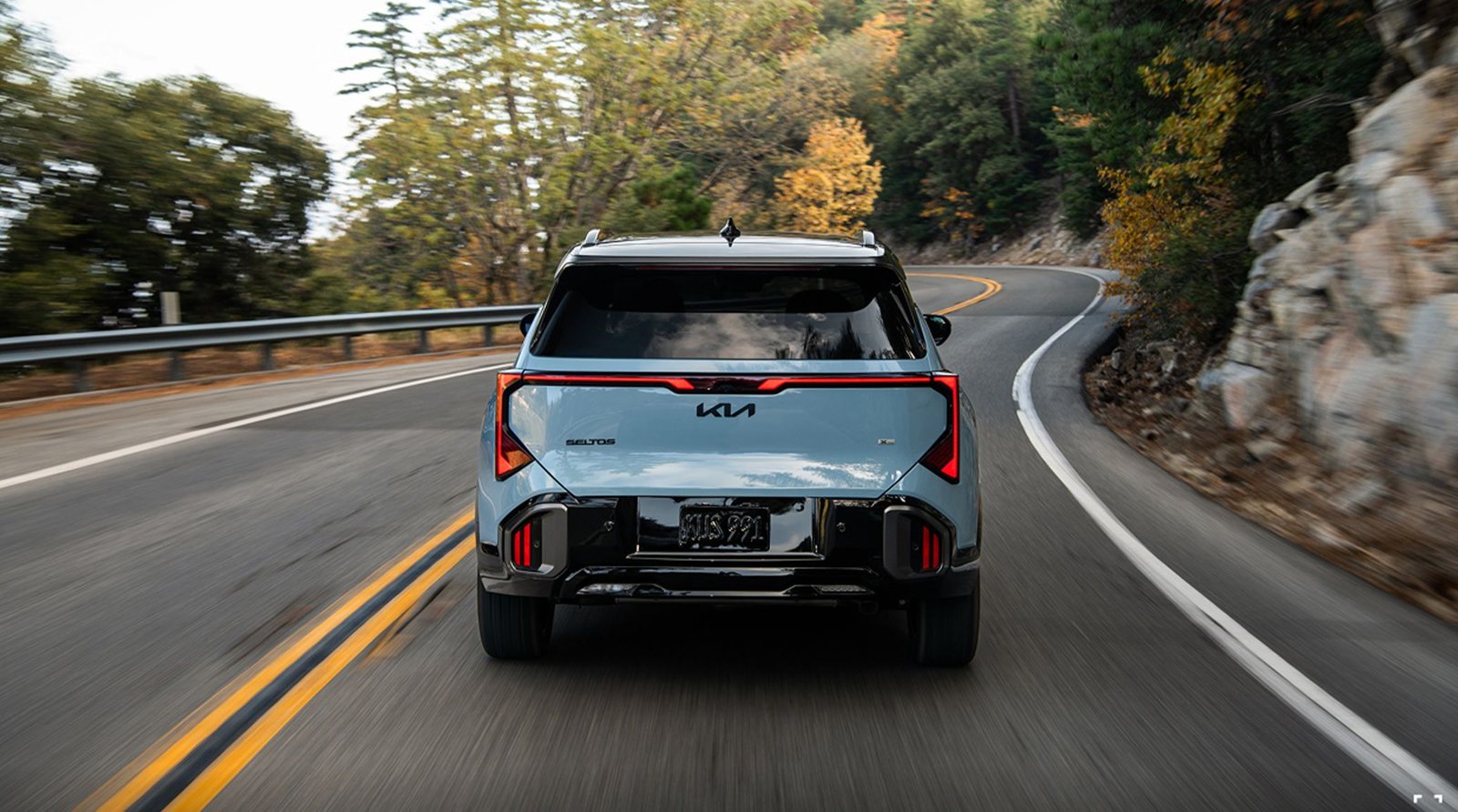 Новый Kia Seltos в Узбекистане - 21 Новый Kia Seltos сзади на дороге