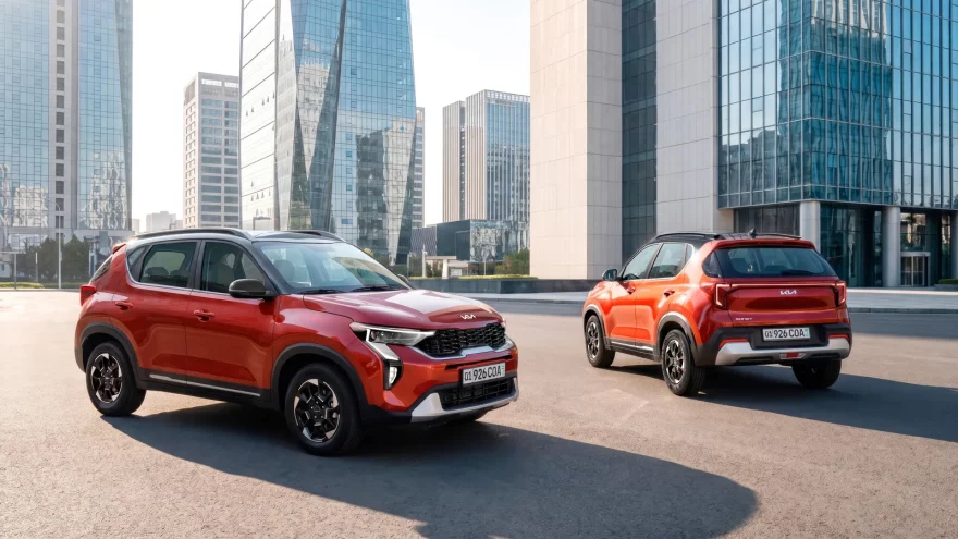 Kia Sonet в Узбекистане: цены, комплектации и характеристики - 3 Два красных Kia Sonet Prime на площади среди стеклянных высоток, один спереди сбоку, второй сзади