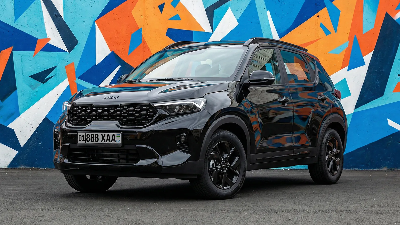 Kia Sonet в рассрочку без процентов: взнос и ежемесячный платеж - 1 Черный Kia Sonet Black Edition спереди сбоку у стены с яркими граффити