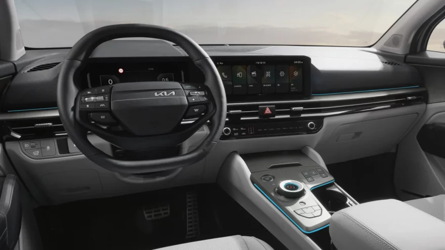 Kia Sportage в рассрочку без процентов: взнос и ежемесячный платеж - 2 Передняя панель обновленного Kia Sportage: изогнутый двойной дисплей, руль и центральная консоль, светлые сиденья