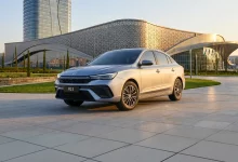 Седан MG 5 серого цвета у здания в Ташкенте