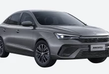 Седан MG 5 серого цвета